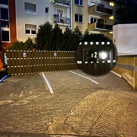 Living At Saarpartments -Adults Only- 2 Bedroom, Netflix - Business & Holiday Apartments For Long- And Short Term Stay, 3 Min To Train Station, Secure E-Bike Parking! Saarbrucken Bagian luar foto